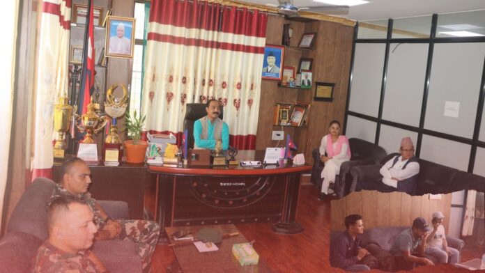 दुई दिन अघि विमानस्थलमा देखिएका समस्या समाधानका लागि सारोकारवालाहरु संग छलफल गर्दै नगर प्रमुख पदम बोगटी ।